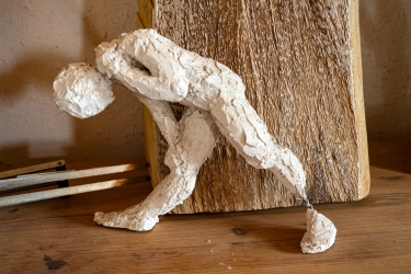 Gipsfigur beugt.jpg